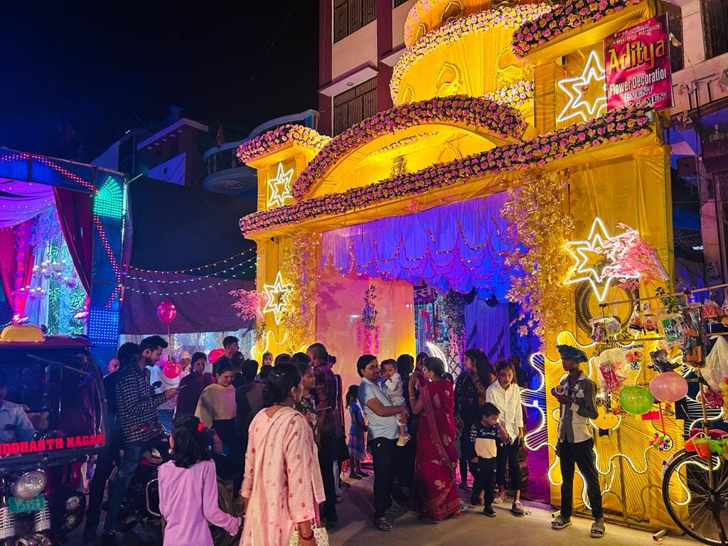 people reached durga pandal