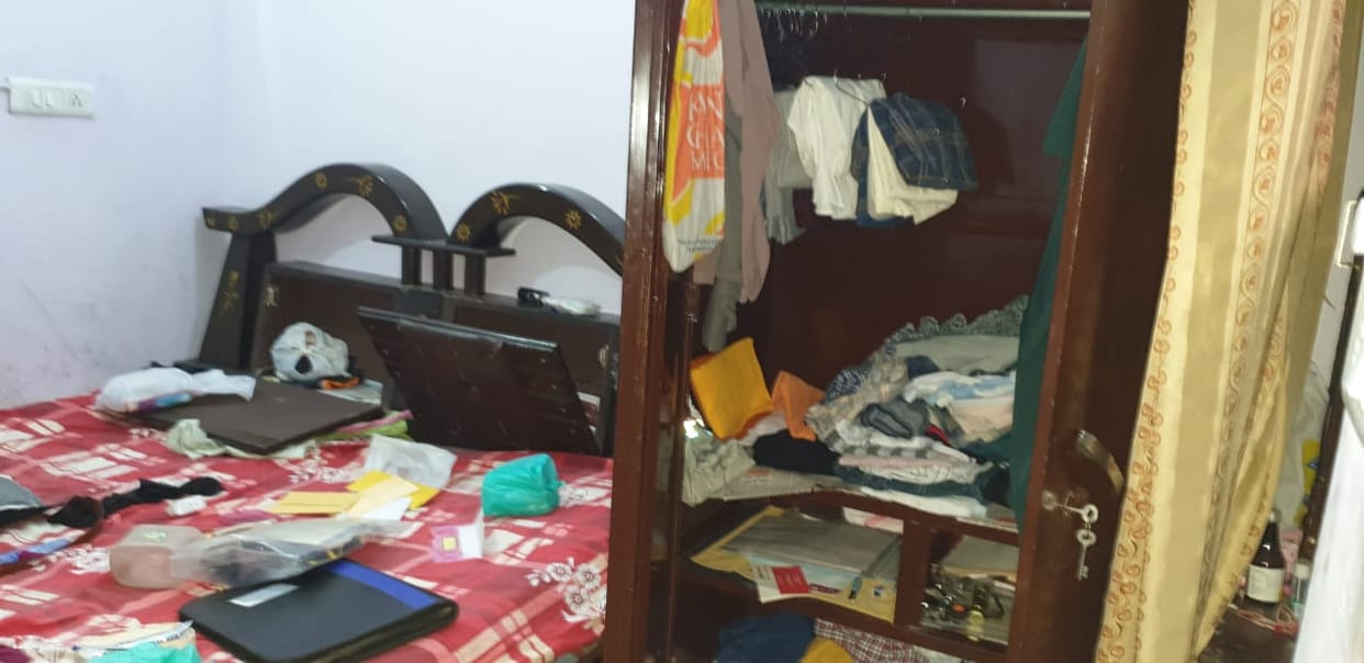 Two iPhones, gold jewelery and Rs 10,000 stolen from home