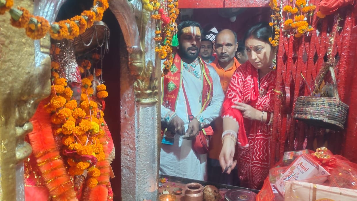 Smriti prayed for the prosperity of the people of Amethi by worshiping her mother.