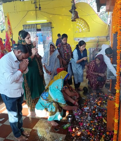 Devotees gathered in temples to worship Maa Kalratri