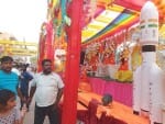 बरहज डाक खाना के सामने जायसवाल क्रिकेट क्लब की ओर से बनाए गए देवी पांडाल में आकर्षण में है इसरो