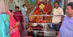 नगला मंदिर में पूजा-अर्चना करते श्रद्धालु। संवाद