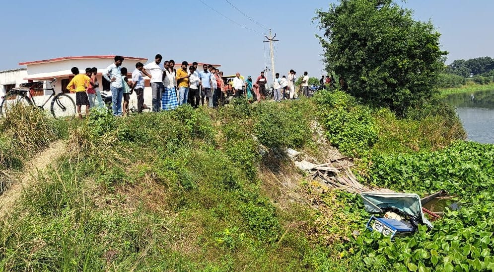 Tractor-trolley overturned, driver injured