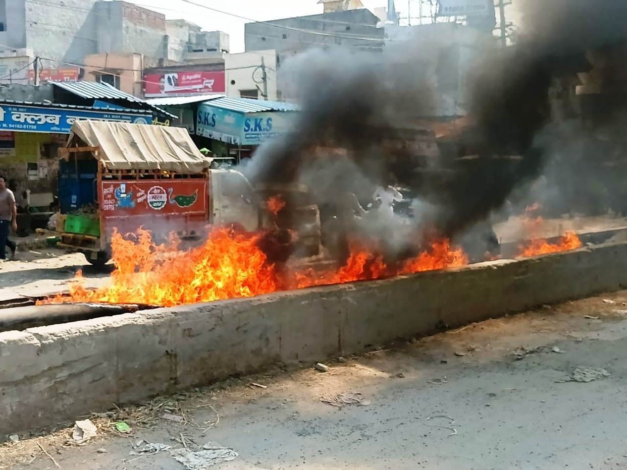 Fire broke out in plastic pipes of Public Health Department lying on the divider