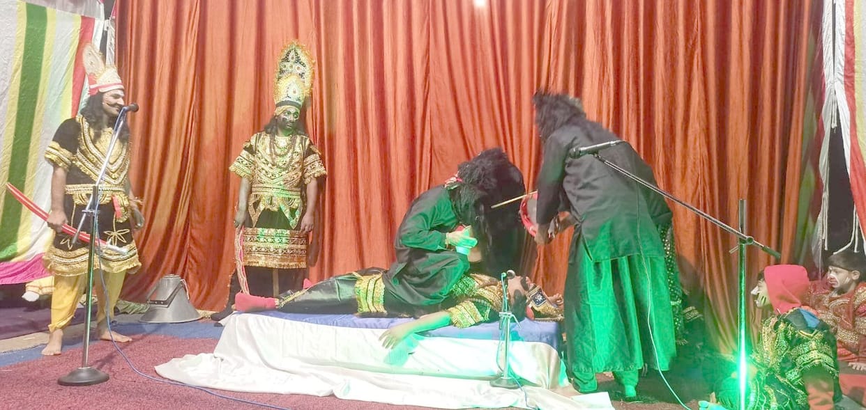 Shri Ram-Lakshman went into the forest in search of Mother Sita.
