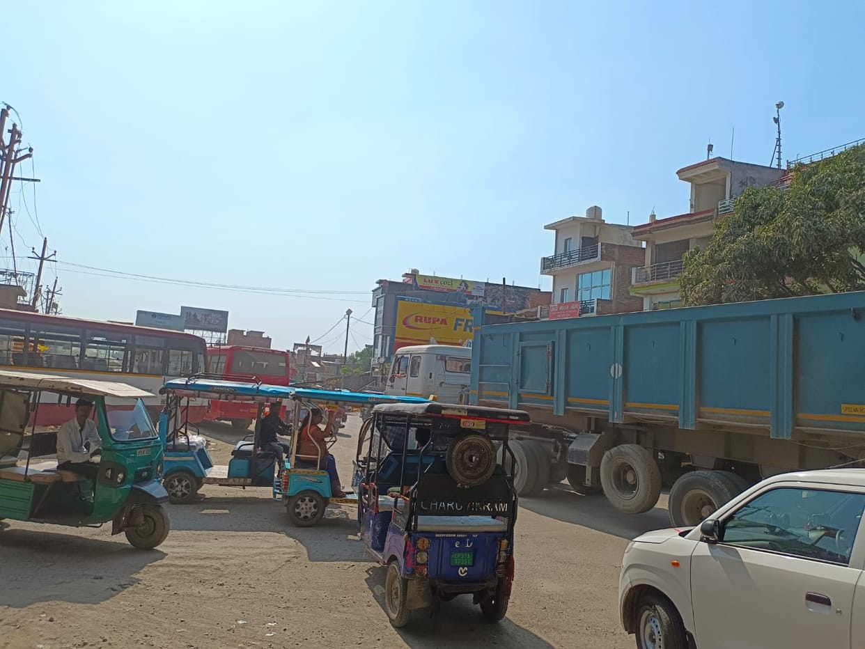 Jam every 20 minutes... Sir's attention remained on the phone.