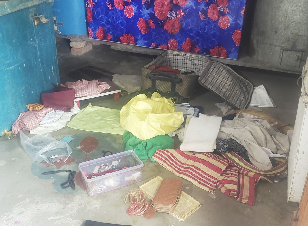 Thief stole cash and jewelery worth Rs 1 lakh