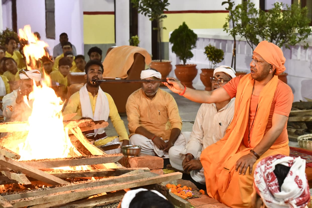 CM Yogi performed Mahanisha puja