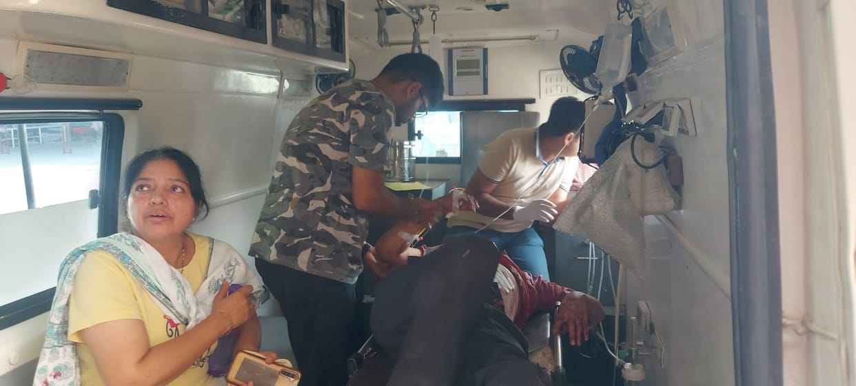 Young man stabbed jeweler in broad daylight, looted jewelery and ran away