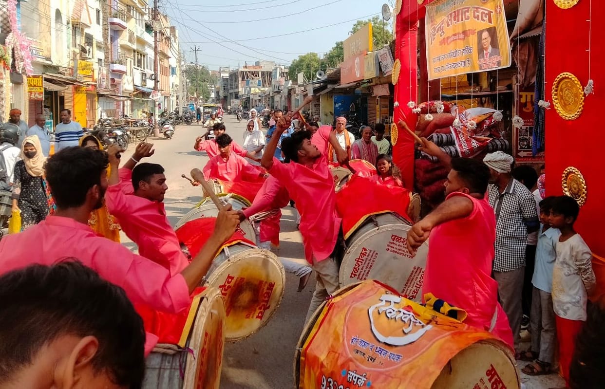 Devotees danced to the performances of Dhol and Tasha Dal from Maharashtra in the city pandal.