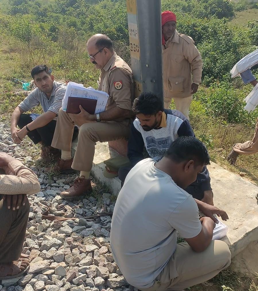 Samdhi-Samdhan's dead body found on railway track