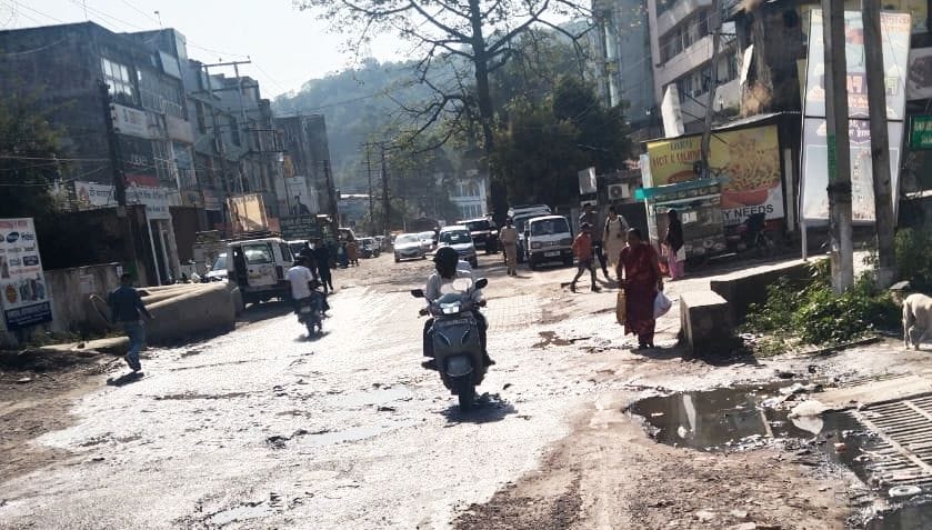 Sewage flowing on the road in Parwanoo, people worried