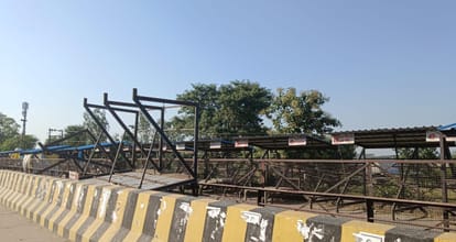 Vending zones created at three places are empty, shops are set up on the roadside