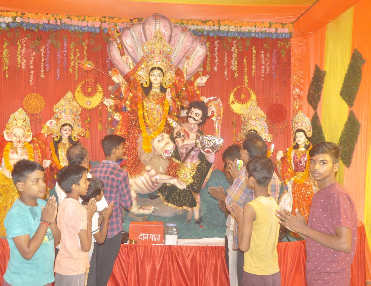 sought blessings from Mahagauri for the welfare of the world