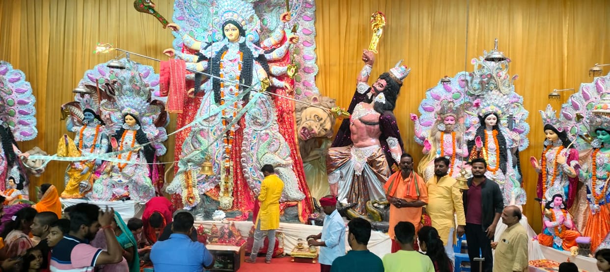 The city was decorated with the court of Maa Ambe.