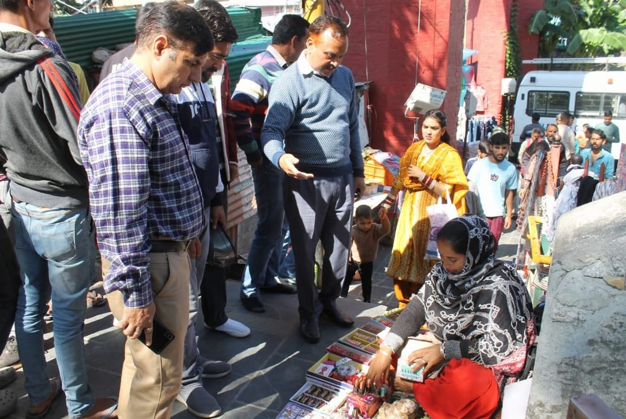 Shopkeeping on Cafe Road without permission punished, Municipal Council chased it away