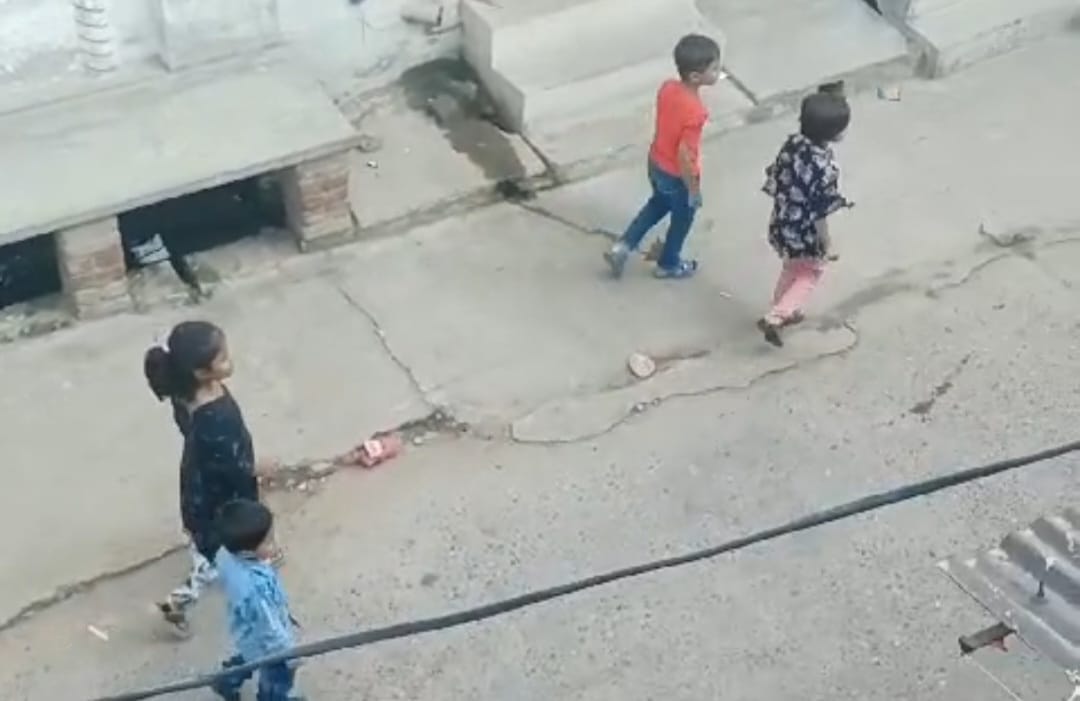 A group of children came out shouting slogans of Pakistan Zindabad