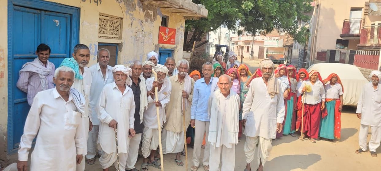 The elders protested against the postman accusing him of arbitrariness.
