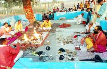 Crowd of devotees in Mahapuja