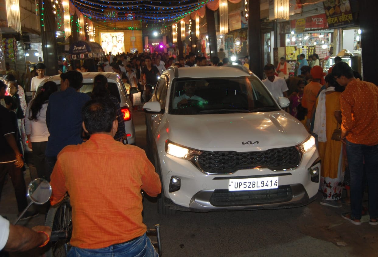 Pandal on the road, if someone went out by leaning against the barrier, someone returned on the way.