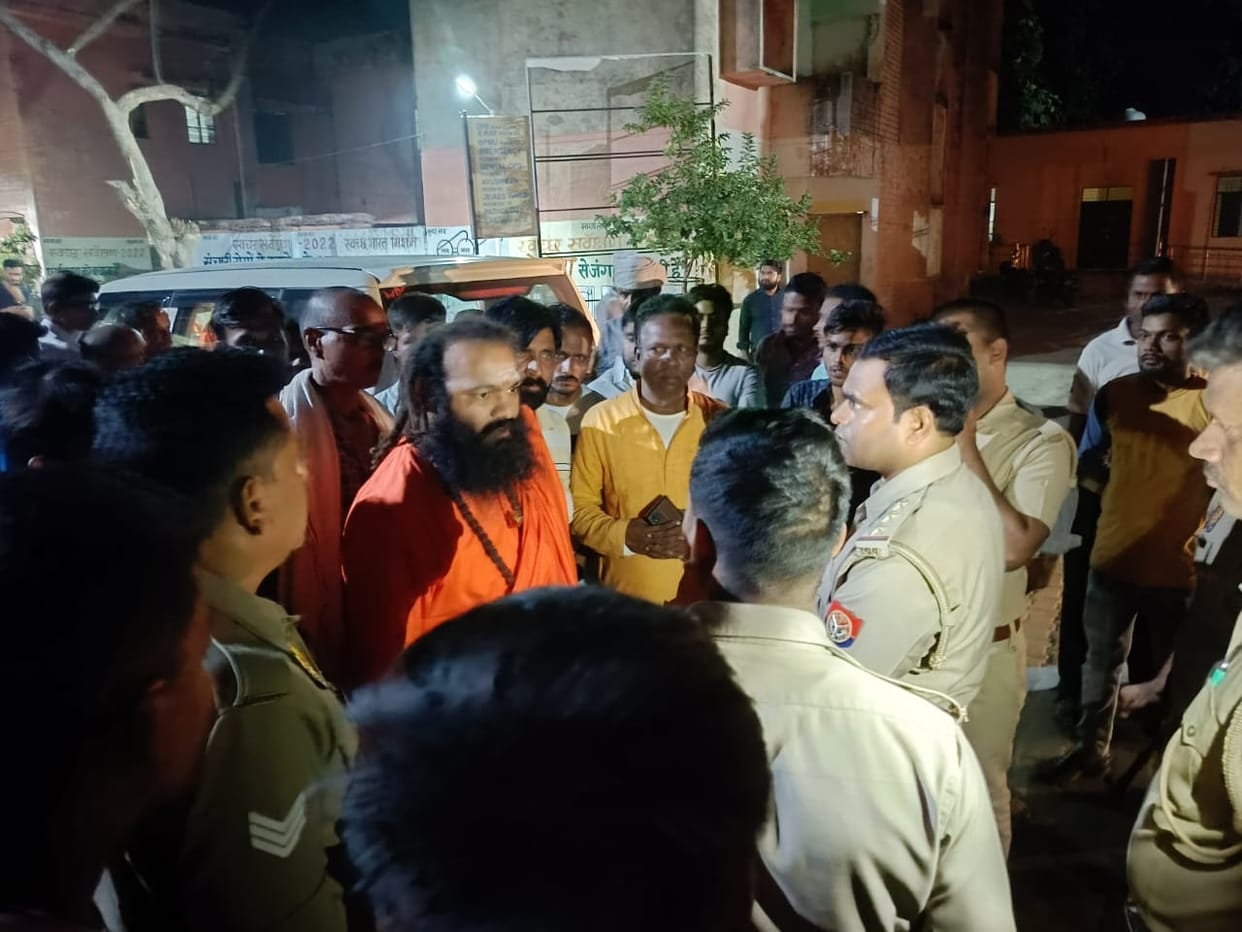 The college attendant going home was beaten up by the elders, his condition is critical.