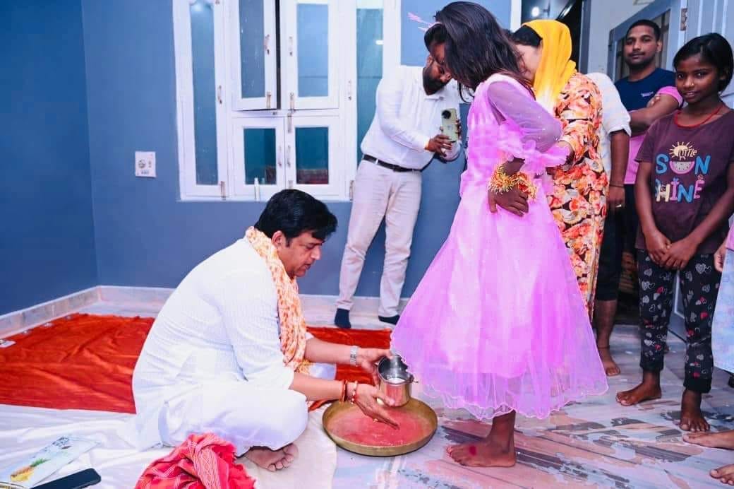 Ravi Kishan washed the feet of girls and worshiped them.