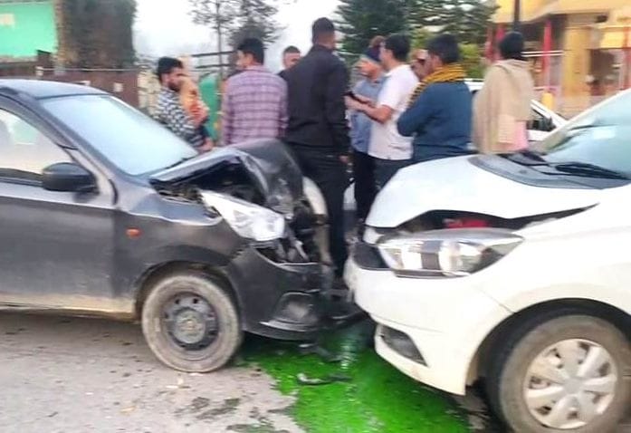 Two cars collided in Naulakha, eight people suffered minor injuries