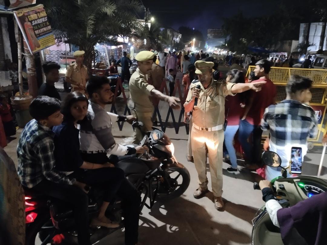 The traffic police was busy in preventing traffic jams by barricading the city.