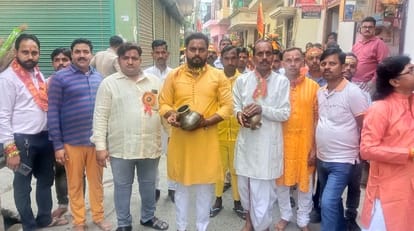 Shahjahanpur News: पगधार शोभायात्रा में उमड़े श्रद्धालु, झांकियों ने मन मोहा Devotees gathered in Pagdhar procession, tableaux enthralled