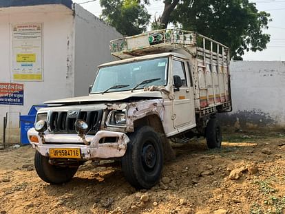 Aligarh News: मैक्स ने रोड पर खड़े युवक को मारी टक्कर, हुई दर्दनाक मौत Max hits young man, he dies