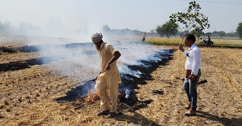 Stubble burnt at 17 places in 24 hours in the district, sky filled with smoke