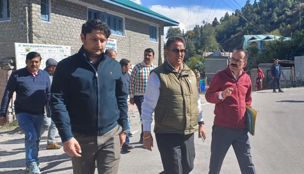 Chief Secretary inspected Eklavya School, CHC and Range Office in Holi