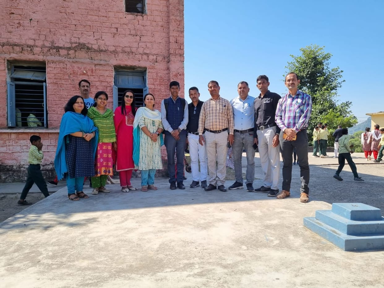 birdman gautam prasad present birds voice front of students in kolaanwala school
