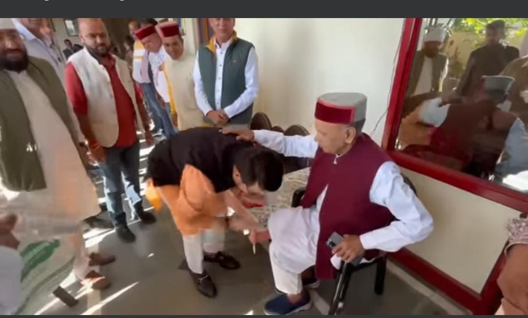 Anurag took blessings from his parents by touching their feet on his birthday.