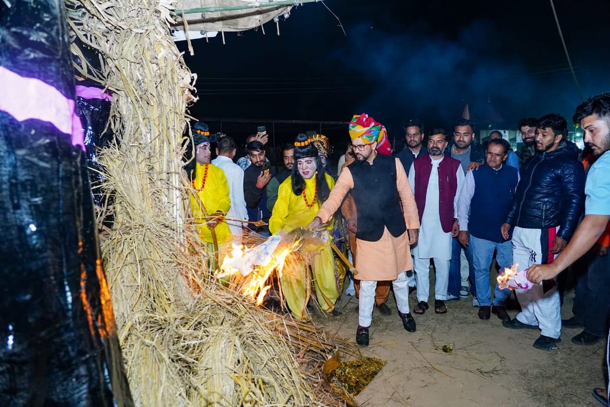 Union Minister sets Ravana's effigy on fire