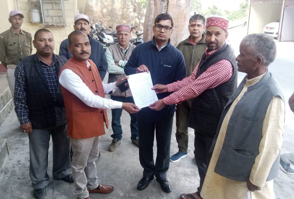 Snakes came out of drinking water line in Langasu, angry people reached Tehsil