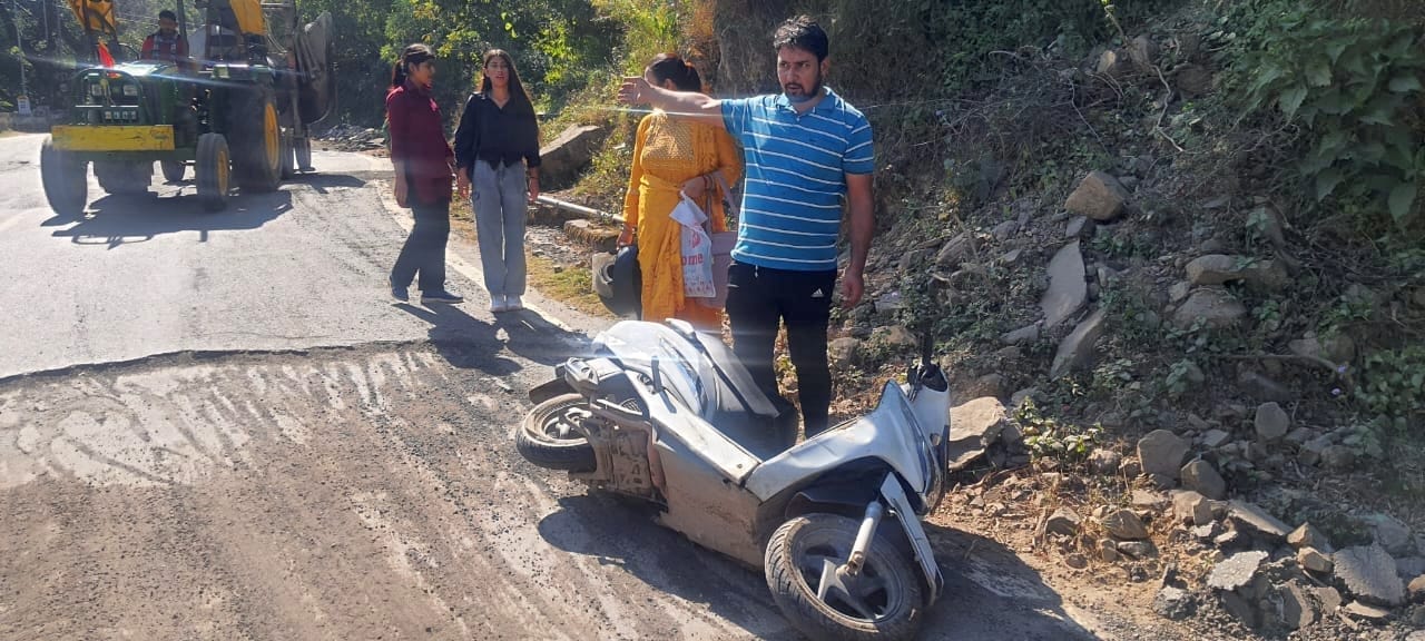 two persson i njured in scooty accident in nahan kumhaarhatti nh