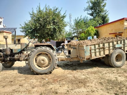 Pilibhit News: अवैध खनन करते हुए ट्रैक्टर ट्राॅली पकड़ी Tractor trolley caught while doing illegal mining