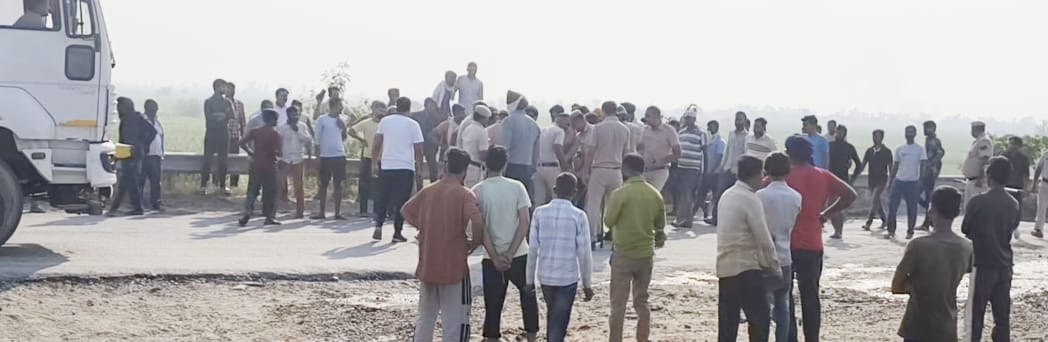 Police chased away farmers and truck workers from Uttar Pradesh who were trying to enter Haryana with paddy.