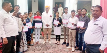 Vidyadan Award to topper children of Lakhimpur and Shahjahanpur