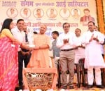 संगम सुपर स्पेशलिटी आई हॉस्पिटल के    उद्घाटन के अवसर पर  सीएम योगी आदित्यनाथ को स्मृतिचिन्ह प