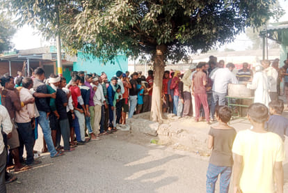 Galla traders organized Bhandara on the occasion of Navratri