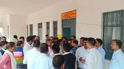 Advocates created ruckus outside the court