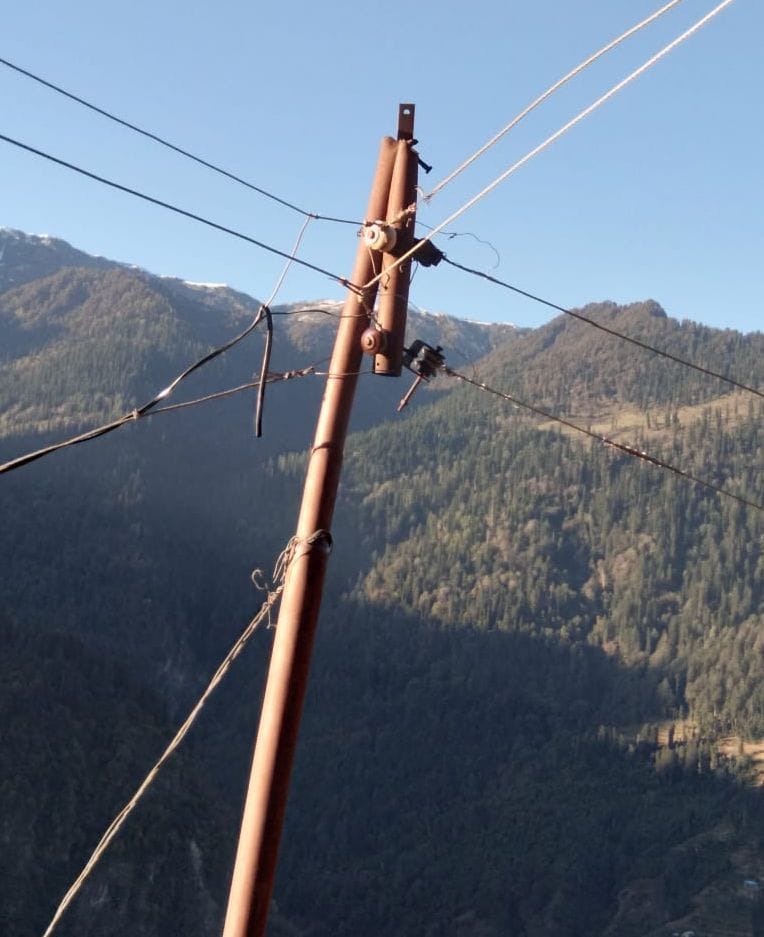 When it broke, it was tied to an electric pole and supplied.