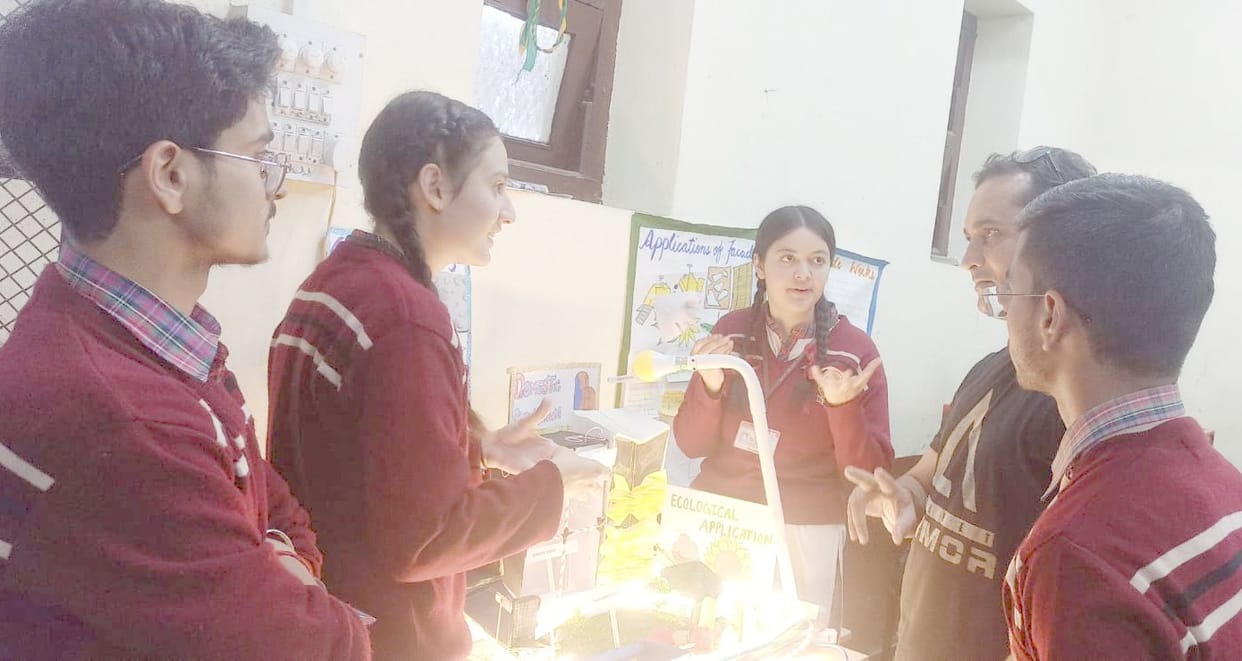 Mahnesh-Arnav topped in urban class quiz competition