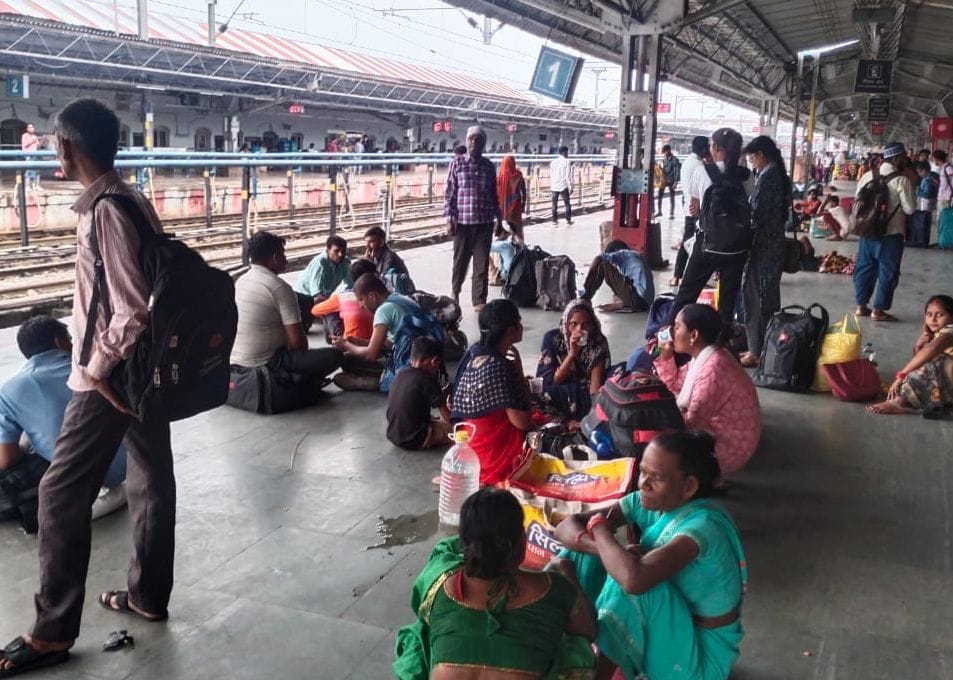 Long wait for passengers due to lateness of trains