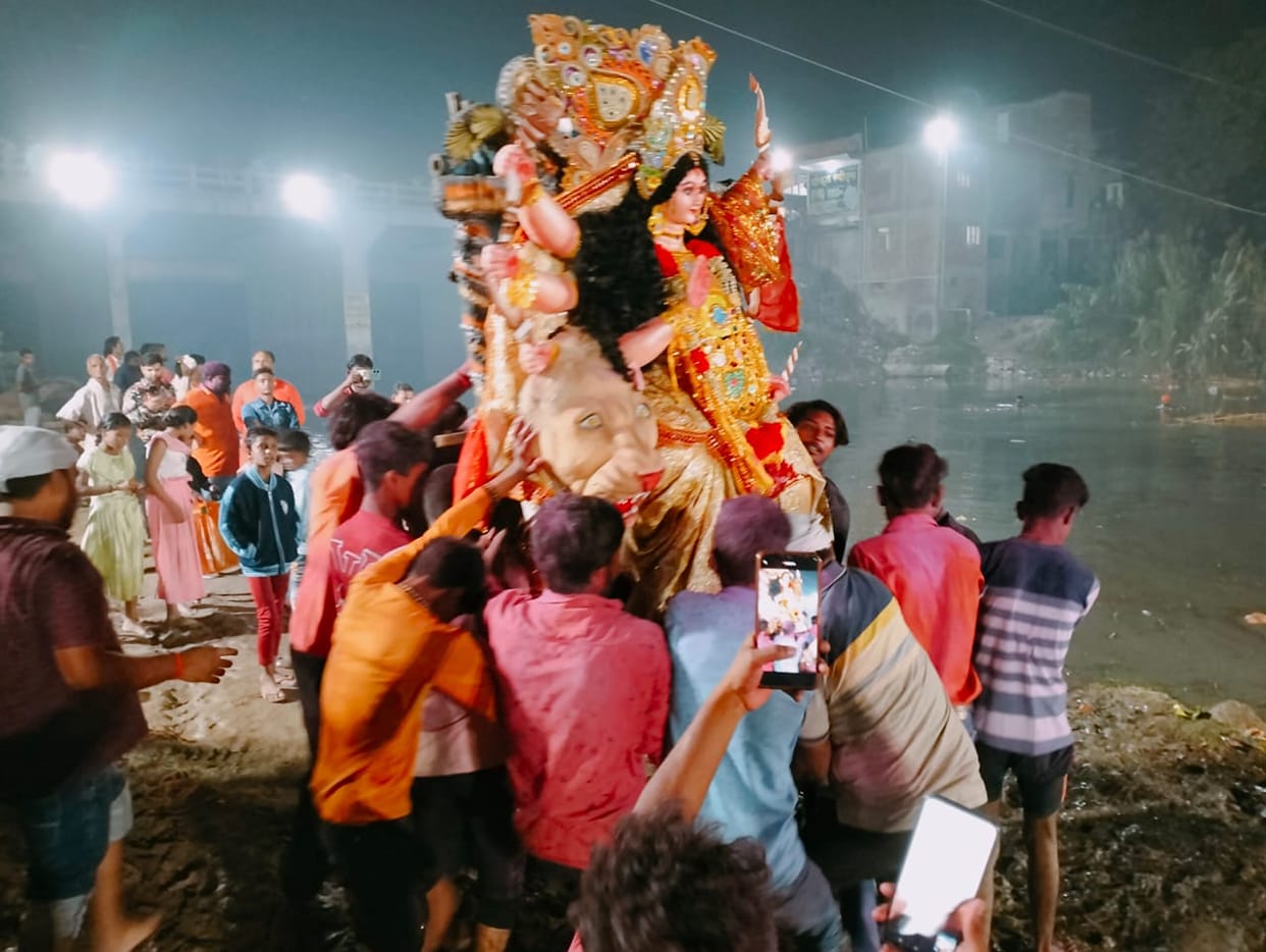 Immersion of Maa Durga's idol took place at various places, administration remained alert