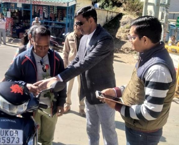 Made people aware about wearing helmet by giving rose flowers