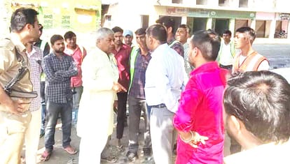 Light belonging to MLA's fund broken, warning of FIR