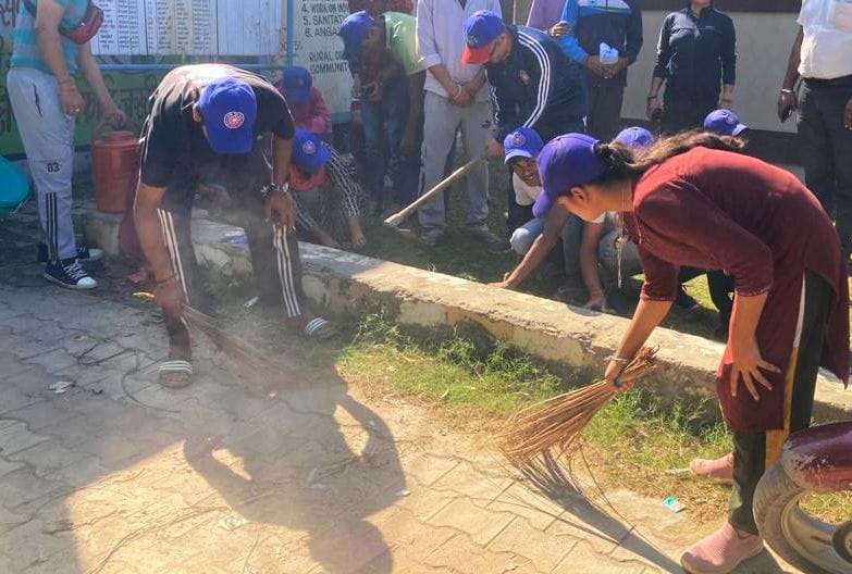 Volunteers cleaned Manpura police station premises on the third day